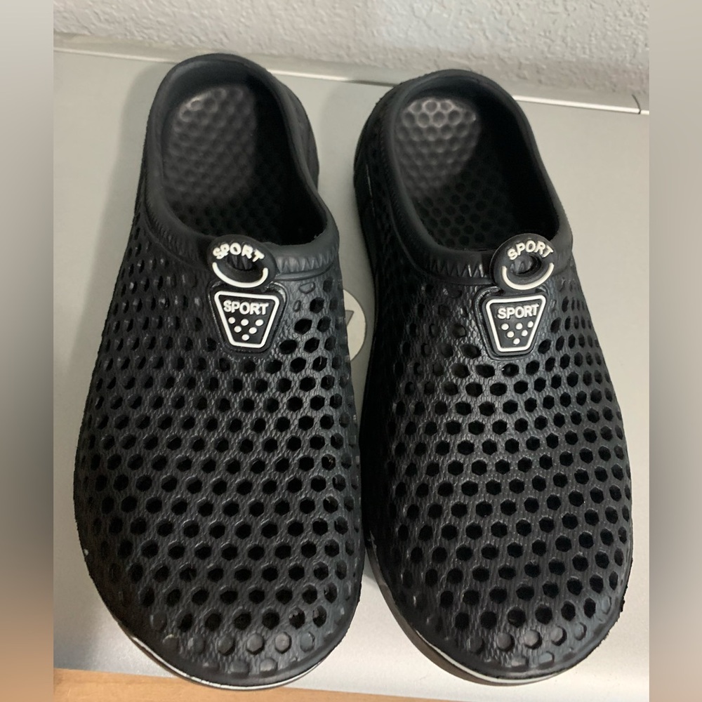 Sporto Kids Black Mesh Water Shoes Sz 36(4)
Never worn